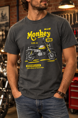 Vintage MC-t-shirt med handritad biker-grafik på modell i retro garagemiljö