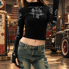 Modell i svart långärmad croptop med grafiskt tryck i retro garage