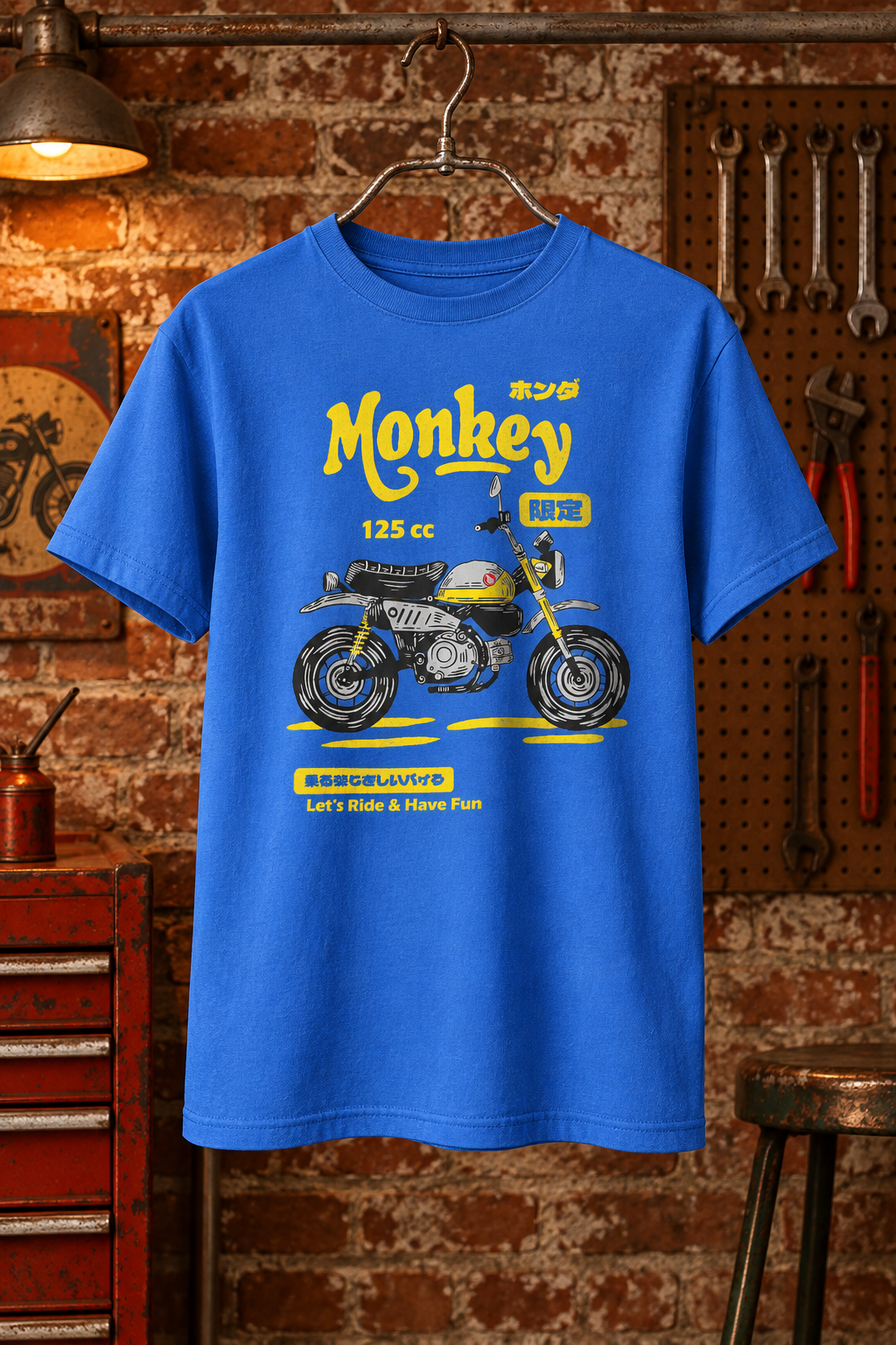 Vintage MC-t-shirt med handritad biker-grafik på galge i garage